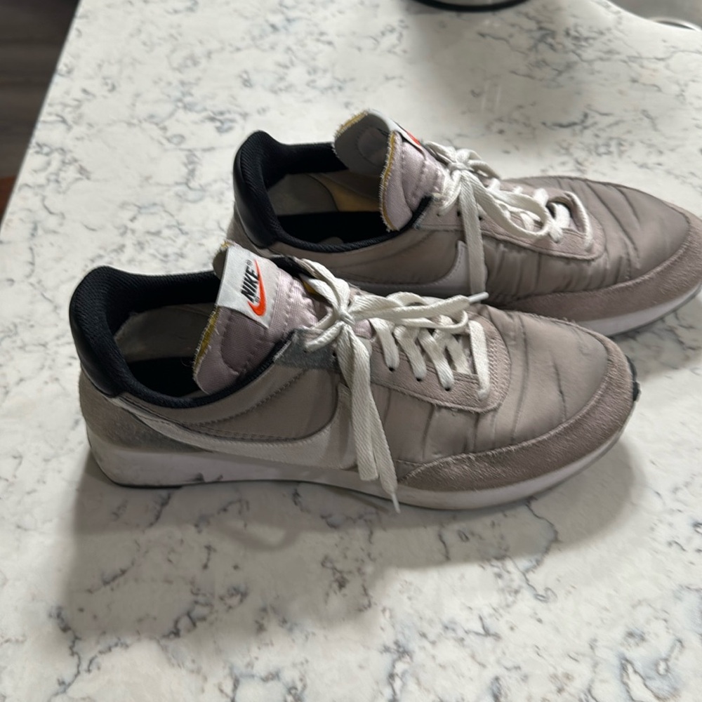 Men’s Nike 10.5 light tan sneakers